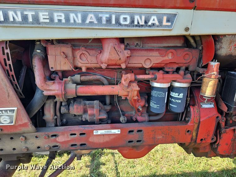 image for item LL9253 1968 International Farmall 856  tractor