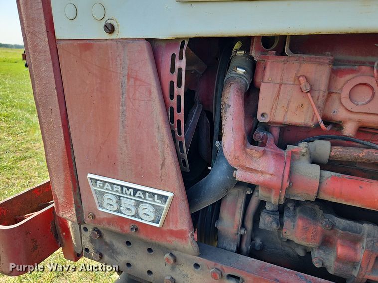 image for item LL9253 1968 International Farmall 856  tractor