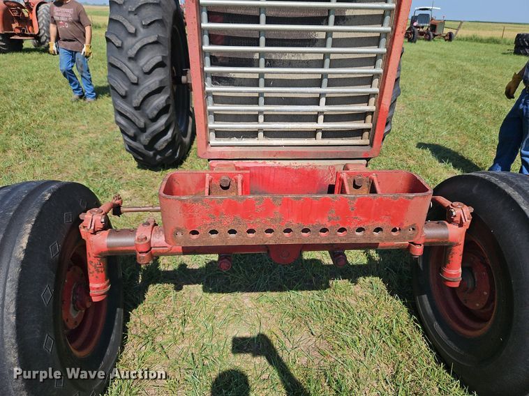 image for item LL9253 1968 International Farmall 856  tractor