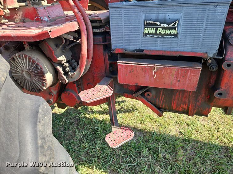 image for item LL9253 1968 International Farmall 856  tractor