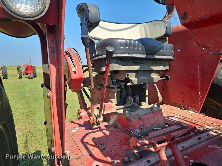 image for item LL9253 1968 International Farmall 856  tractor