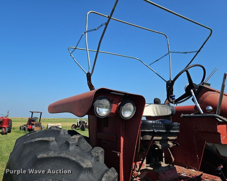 image for item LL9253 1968 International Farmall 856  tractor