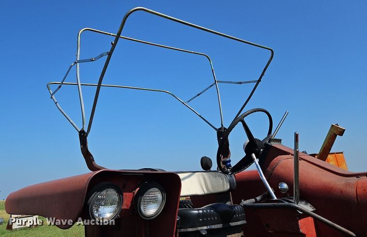 image for item LL9253 1968 International Farmall 856  tractor