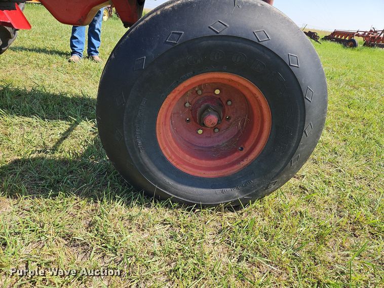image for item LL9253 1968 International Farmall 856  tractor
