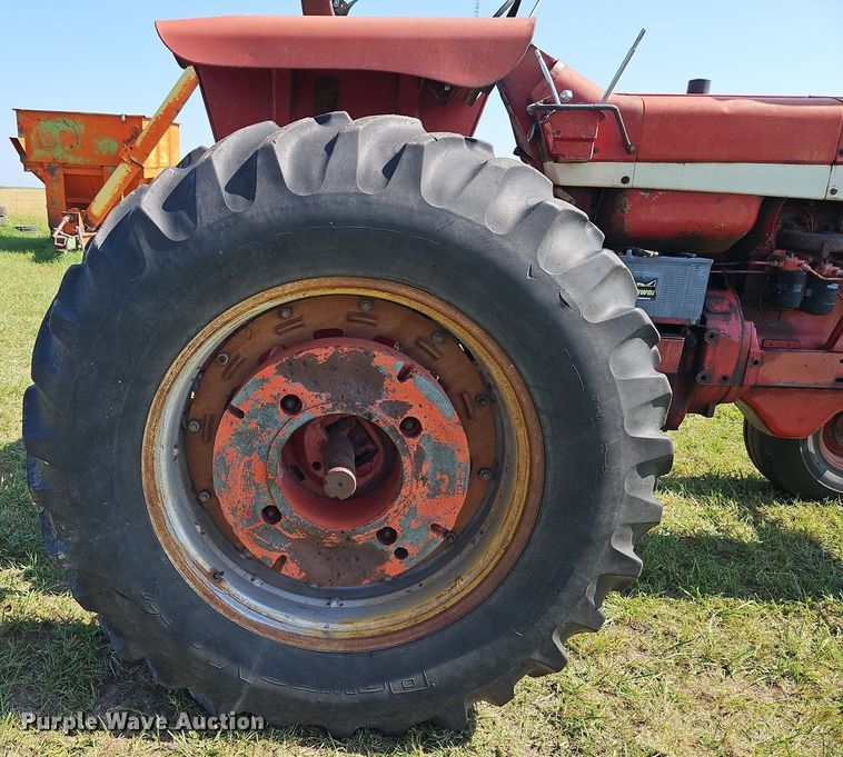 image for item LL9253 1968 International Farmall 856  tractor