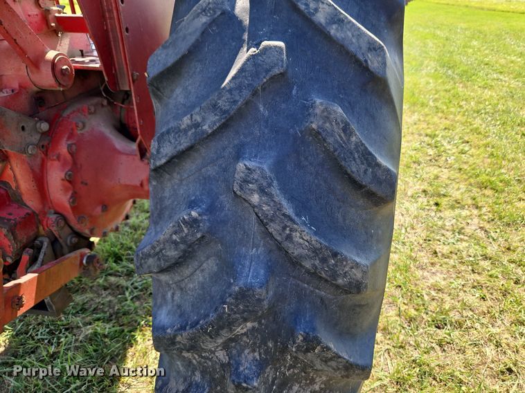 image for item LL9253 1968 International Farmall 856  tractor