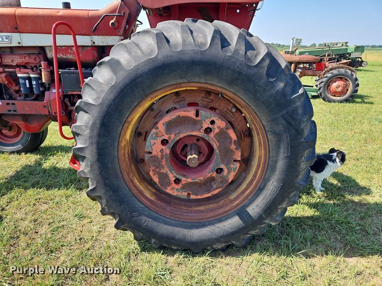 image for item LL9253 1968 International Farmall 856  tractor