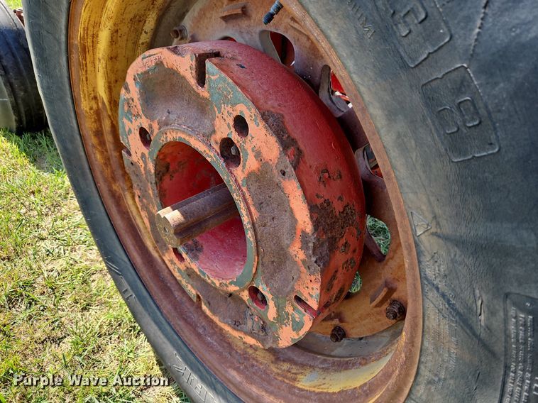 image for item LL9253 1968 International Farmall 856  tractor