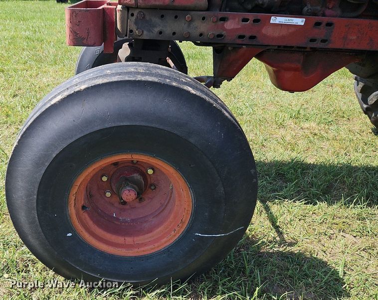 image for item LL9253 1968 International Farmall 856  tractor