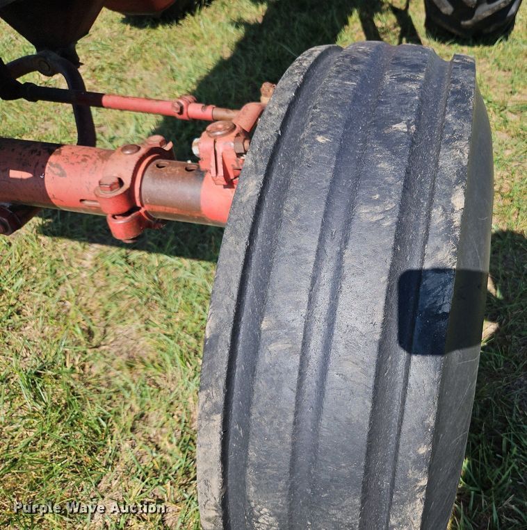 image for item LL9253 1968 International Farmall 856  tractor