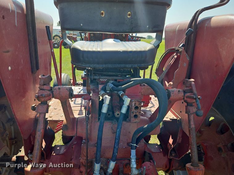 image for item LL9253 1968 International Farmall 856  tractor