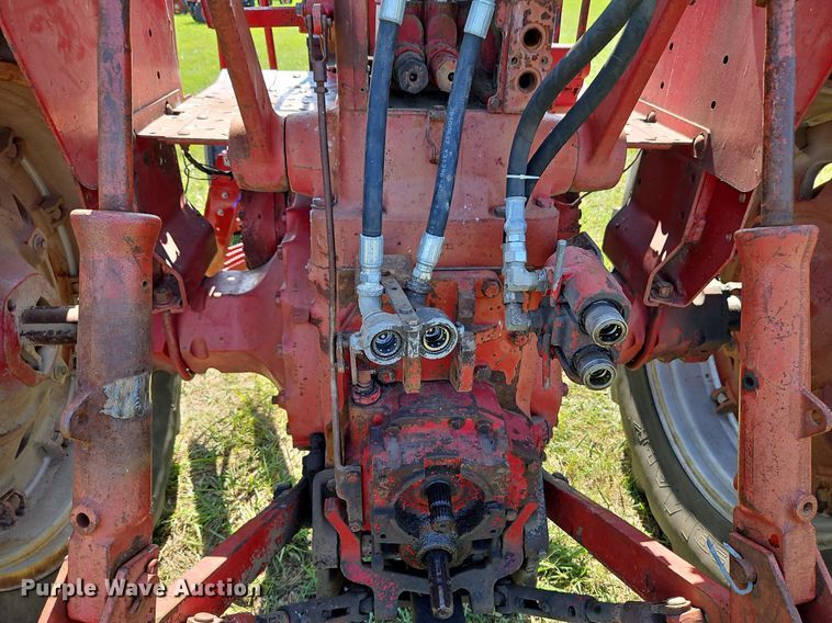 image for item LL9253 1968 International Farmall 856  tractor