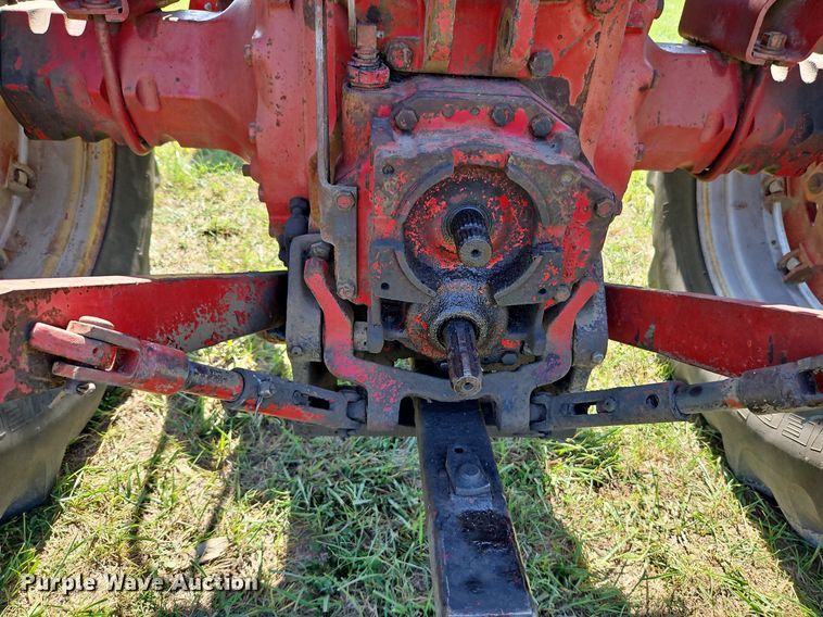 image for item LL9253 1968 International Farmall 856  tractor
