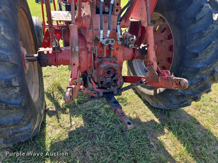 image for item LL9253 1968 International Farmall 856  tractor
