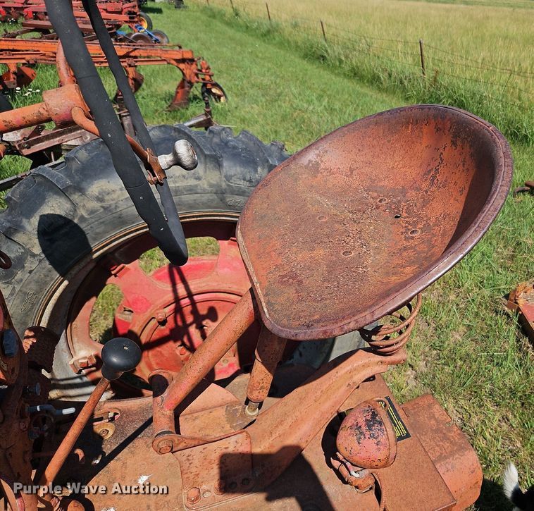 image for item LL9254 1940 Farmall H  tractor