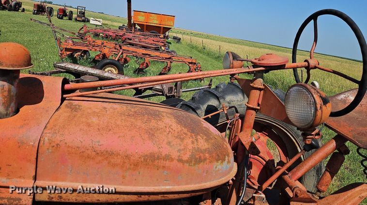 image for item LL9254 1940 Farmall H  tractor