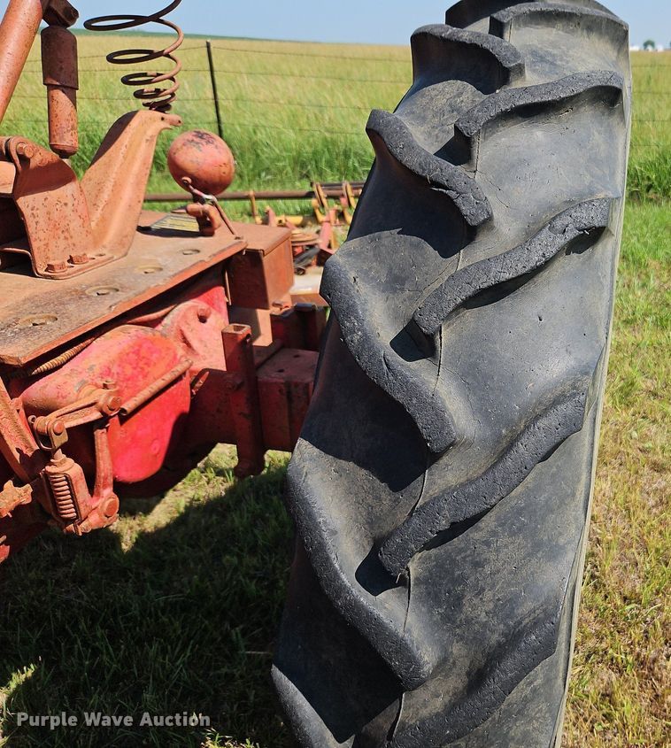 image for item LL9254 1940 Farmall H  tractor