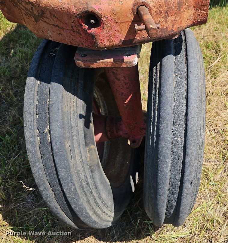 image for item LL9254 1940 Farmall H  tractor