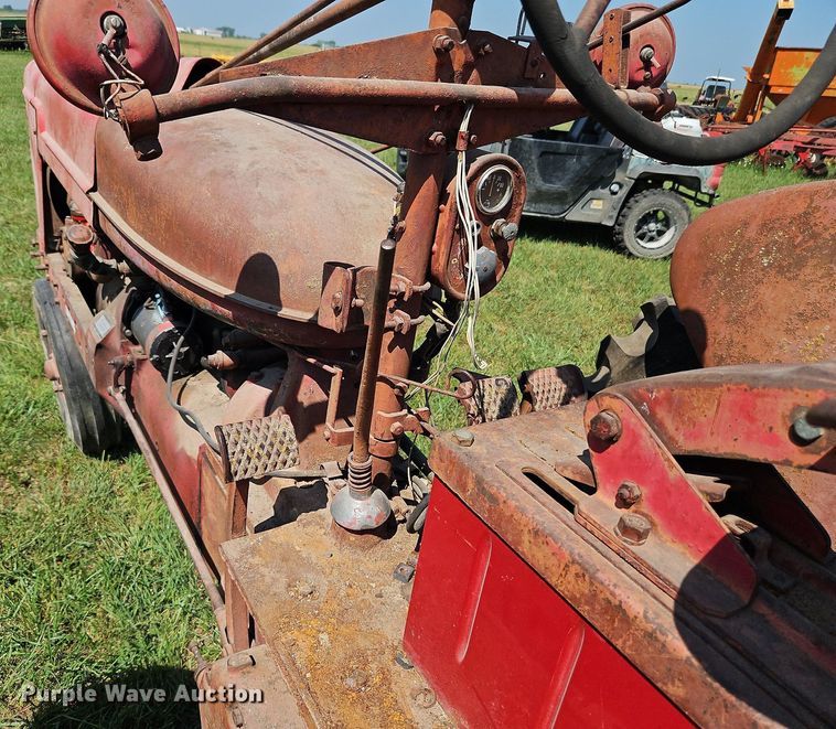 image for item LL9255 1953 Farmall Super H  tractor