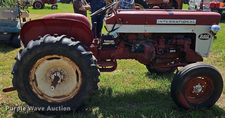 image for item LL9256 1960 International 240 Utility  tractor