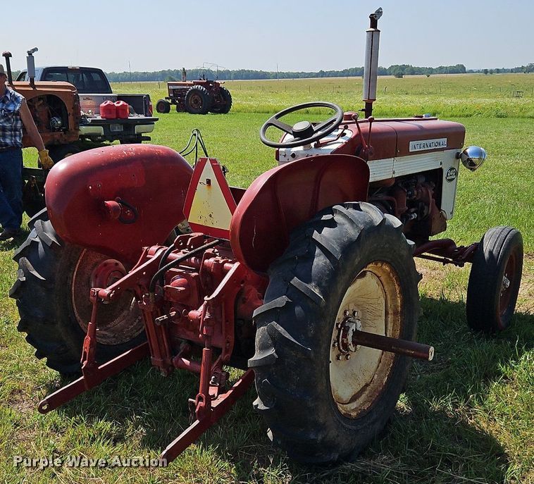 image for item LL9256 1960 International 240 Utility  tractor