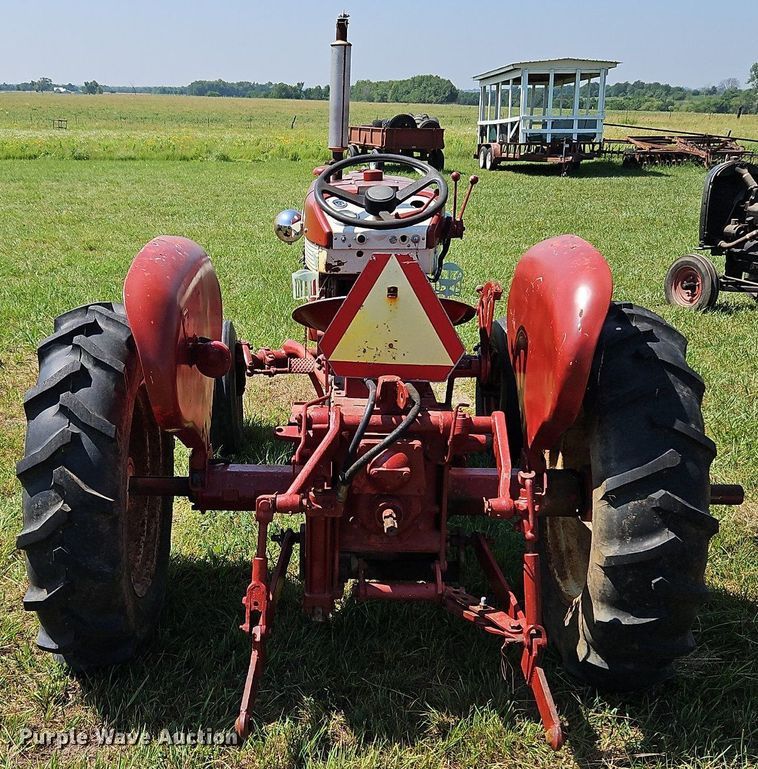image for item LL9256 1960 International 240 Utility  tractor