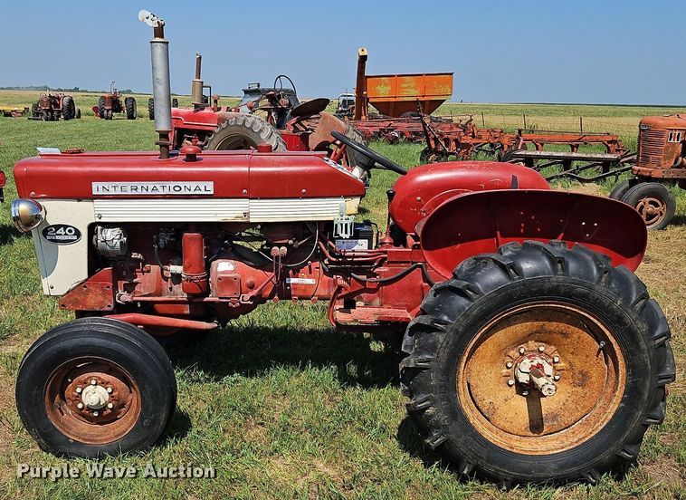 image for item LL9256 1960 International 240 Utility  tractor