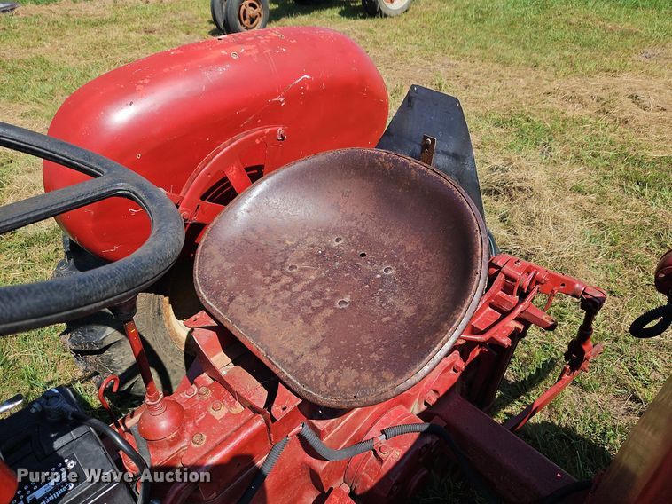 image for item LL9256 1960 International 240 Utility  tractor