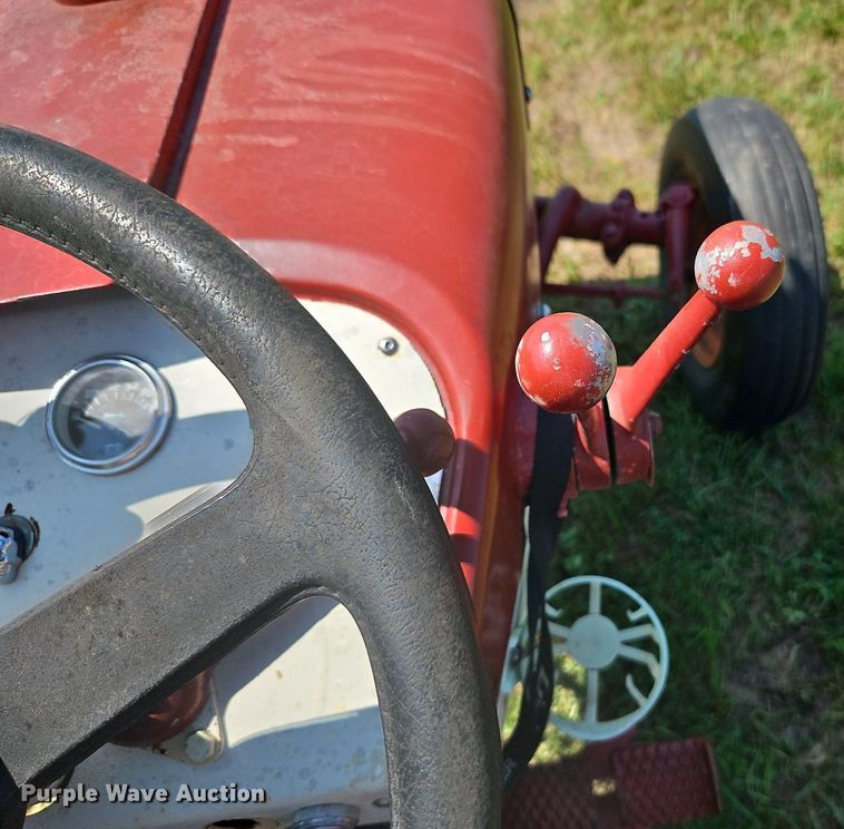 image for item LL9256 1960 International 240 Utility  tractor