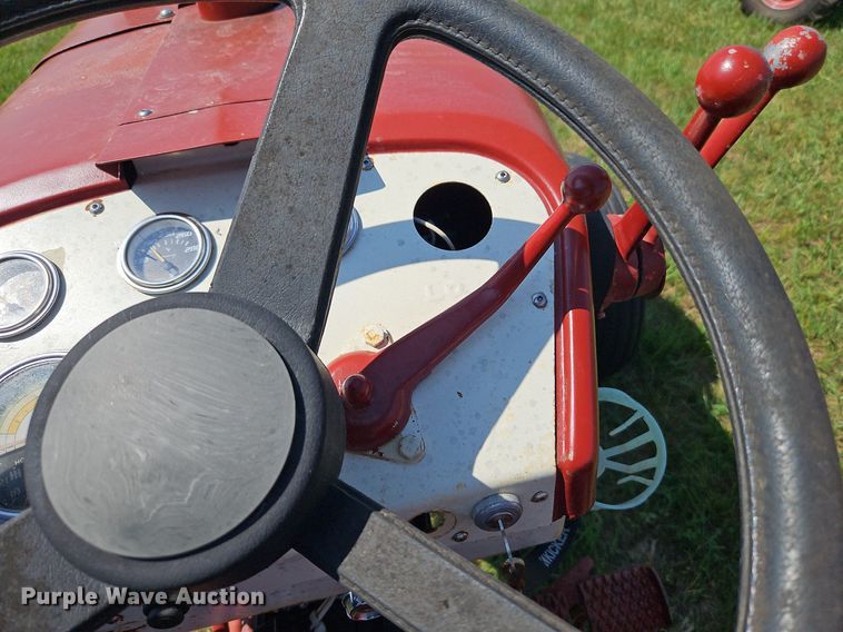 image for item LL9256 1960 International 240 Utility  tractor