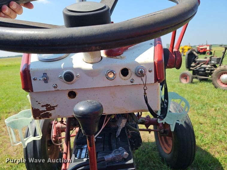 image for item LL9256 1960 International 240 Utility  tractor