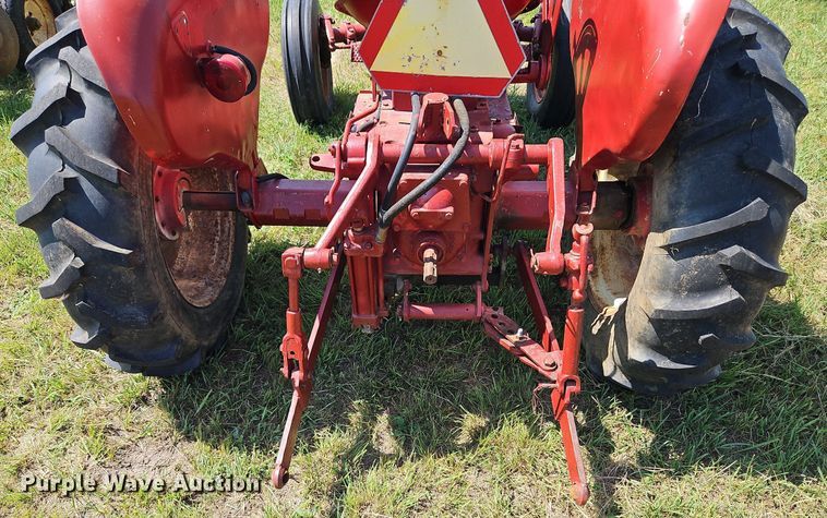 image for item LL9256 1960 International 240 Utility  tractor