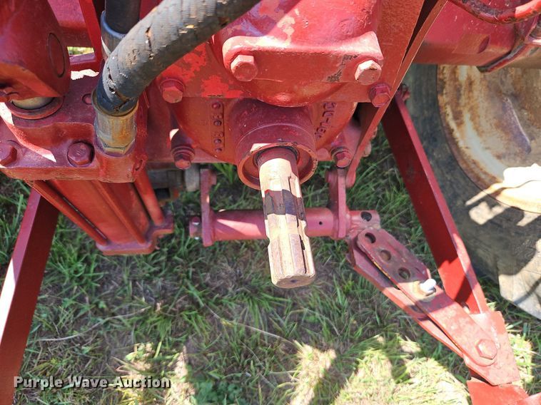 image for item LL9256 1960 International 240 Utility  tractor