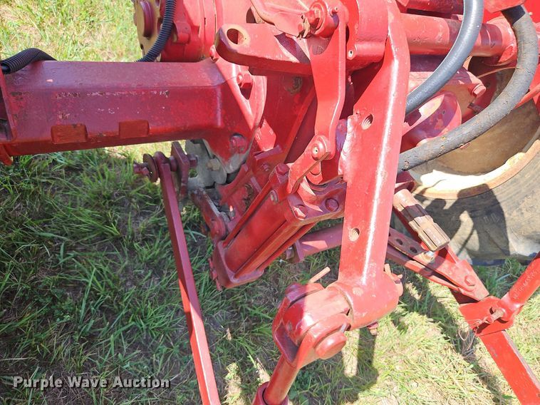 image for item LL9256 1960 International 240 Utility  tractor