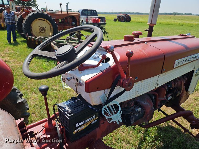 image for item LL9256 1960 International 240 Utility  tractor