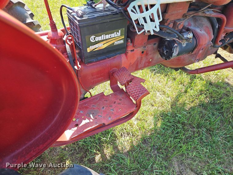 image for item LL9256 1960 International 240 Utility  tractor