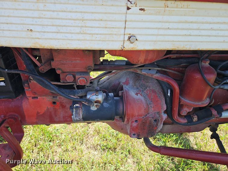 image for item LL9256 1960 International 240 Utility  tractor