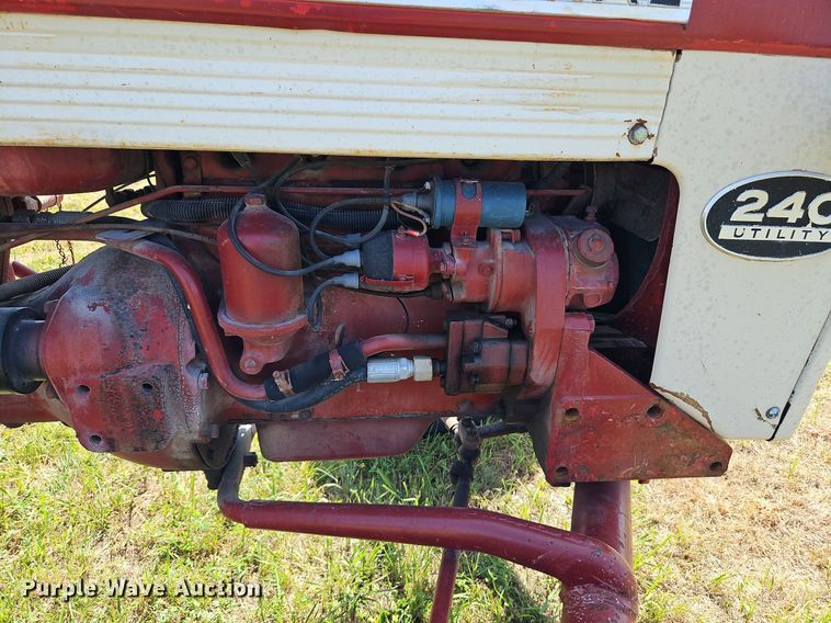 image for item LL9256 1960 International 240 Utility  tractor