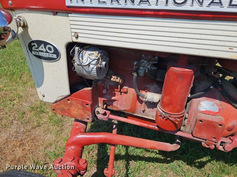image for item LL9256 1960 International 240 Utility  tractor