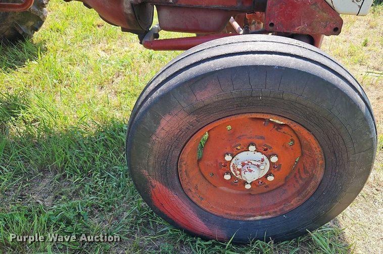 image for item LL9256 1960 International 240 Utility  tractor