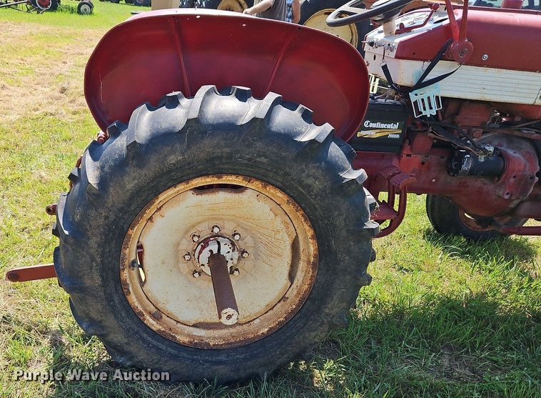 image for item LL9256 1960 International 240 Utility  tractor