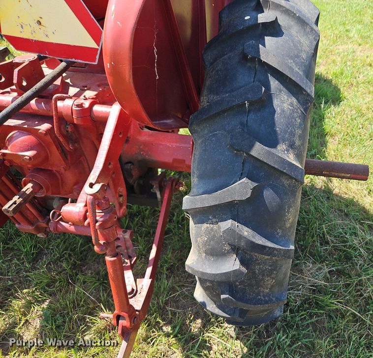 image for item LL9256 1960 International 240 Utility  tractor