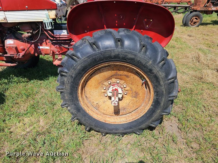 image for item LL9256 1960 International 240 Utility  tractor