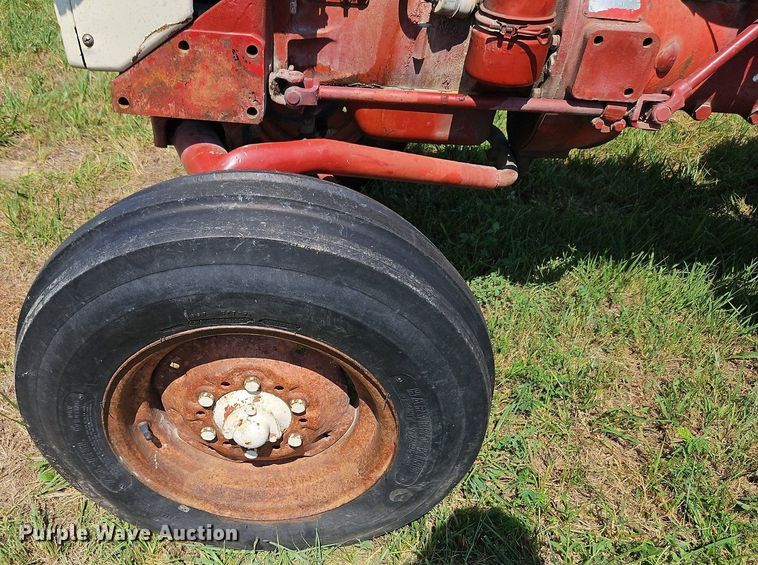 image for item LL9256 1960 International 240 Utility  tractor