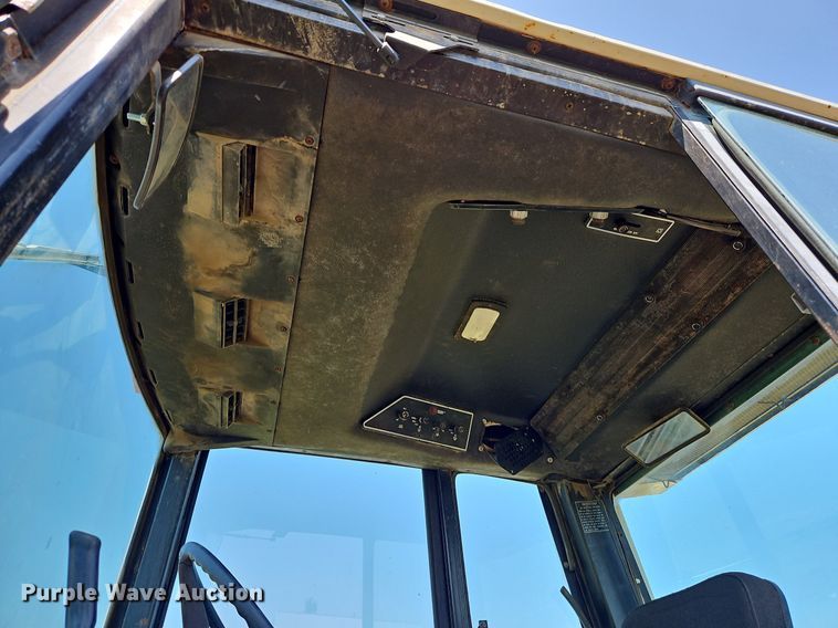 image for item LL9258 1978 International 1586  tractor