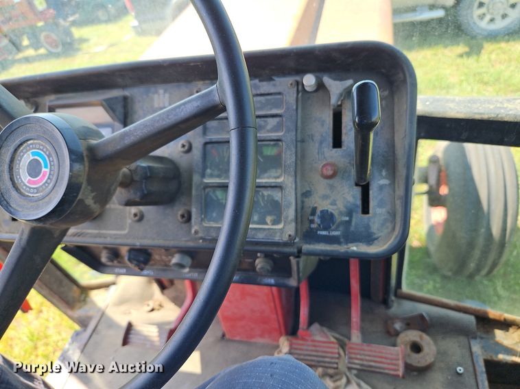 image for item LL9258 1978 International 1586  tractor