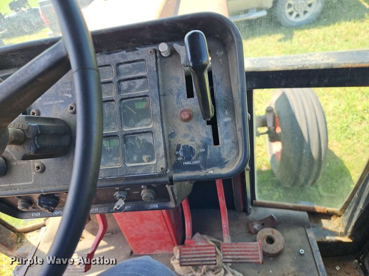 image for item LL9258 1978 International 1586  tractor