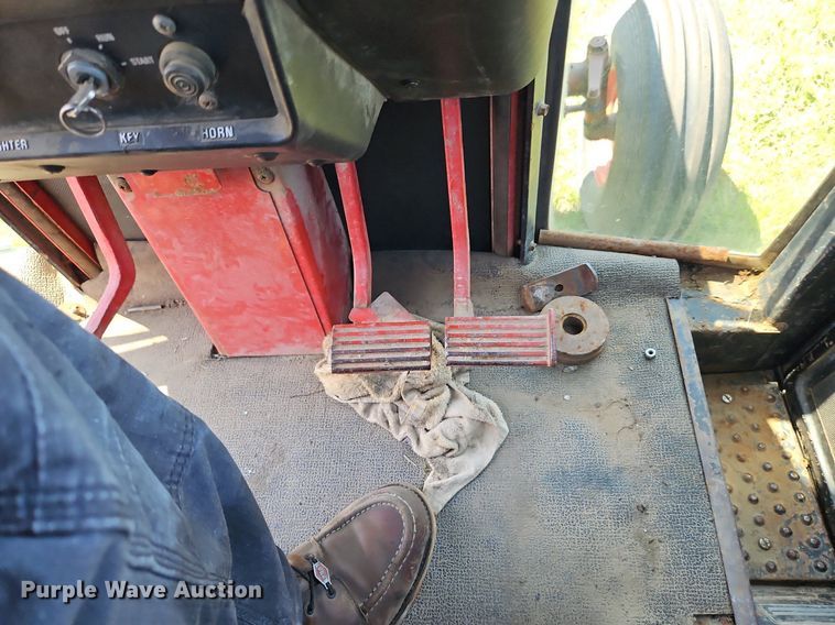 image for item LL9258 1978 International 1586  tractor