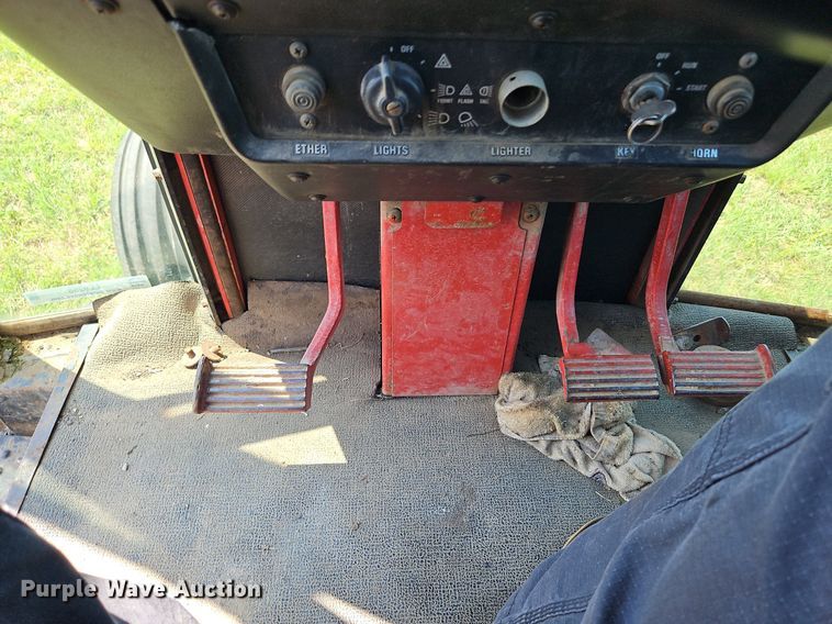 image for item LL9258 1978 International 1586  tractor