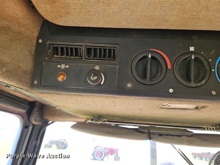 image for item LL9260 1990 Case IH 685  tractor